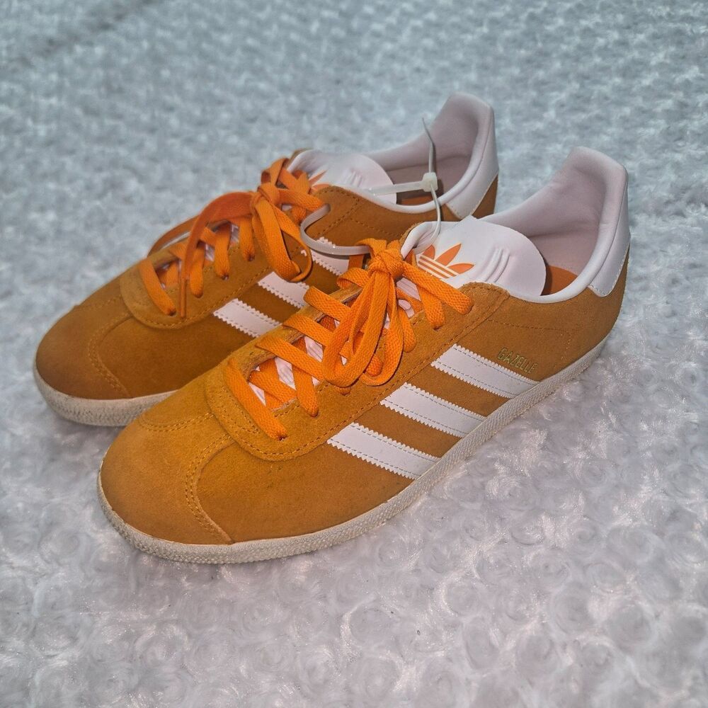 adidas Gazelle Mens Size 10.5 Orange Sneakers suede Style code IG2091 upper